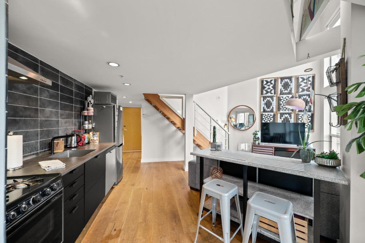 דירות וונקובר Rare Find Loft With Full Kitchen At Heart Of Downtown מראה חיצוני תמונה