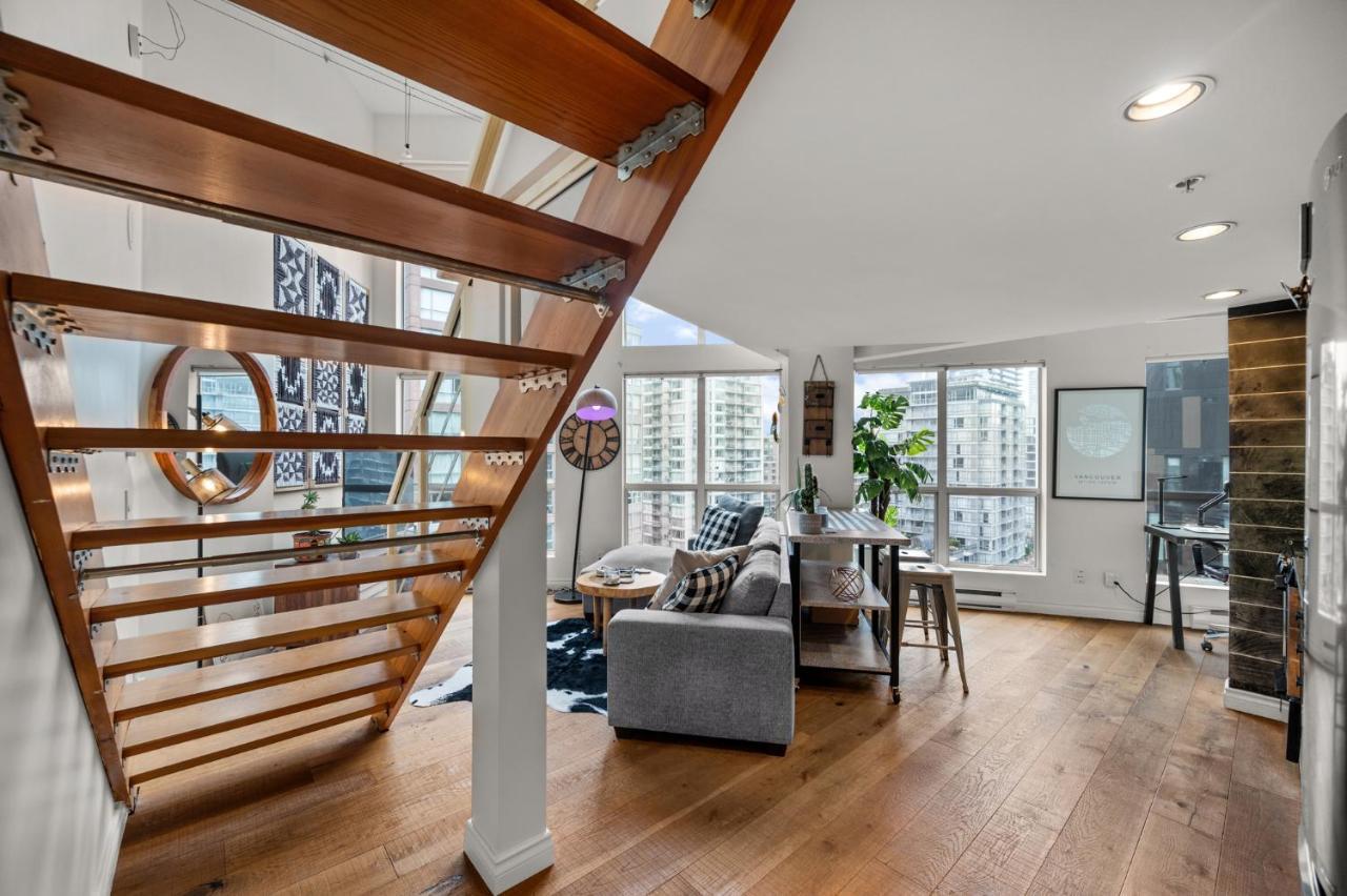 דירות וונקובר Rare Find Loft With Full Kitchen At Heart Of Downtown מראה חיצוני תמונה